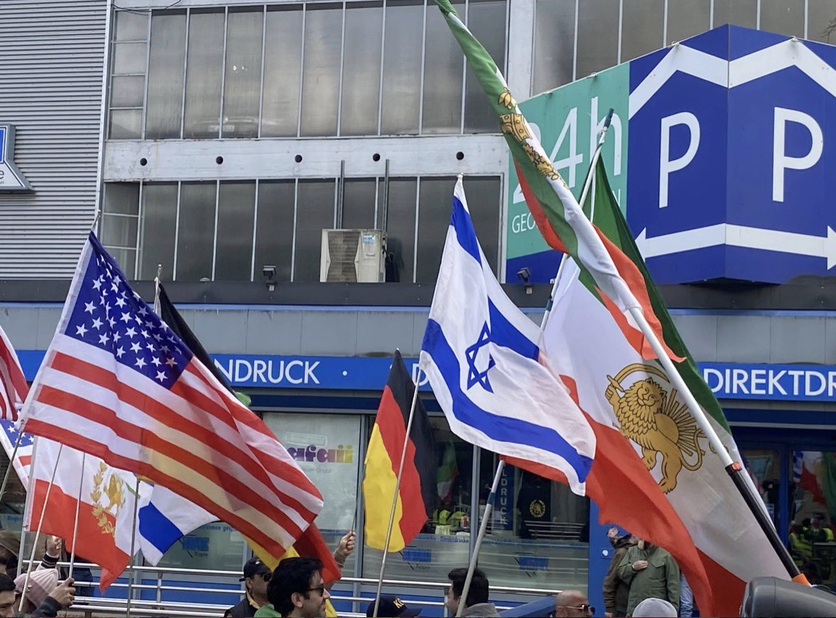 سابینا در بار هستی tweet media