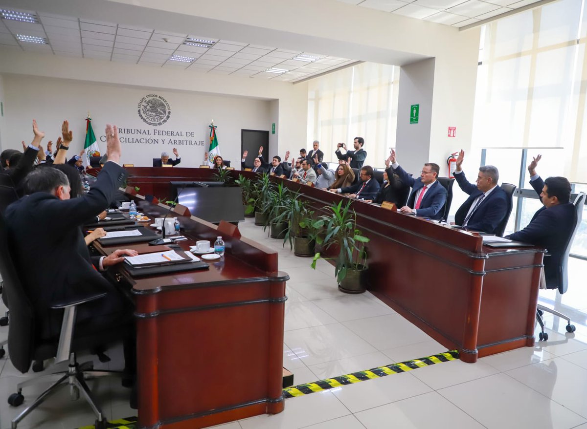 El Magistrado Presidente del <a href="/TFCA_mx/">Tribunal Federal de Conciliación y Arbitraje</a> , Cristóbal Arias Solís, encabezó este jueves 19 de marzo la Décima Sesión Ordinaria del Pleno del 2026.
En la que, de manera colegiada  Magistradas y Magistrados aprobaron 60 puntos de acuerdo.
facebook.com/share/p/1Cmb6G…