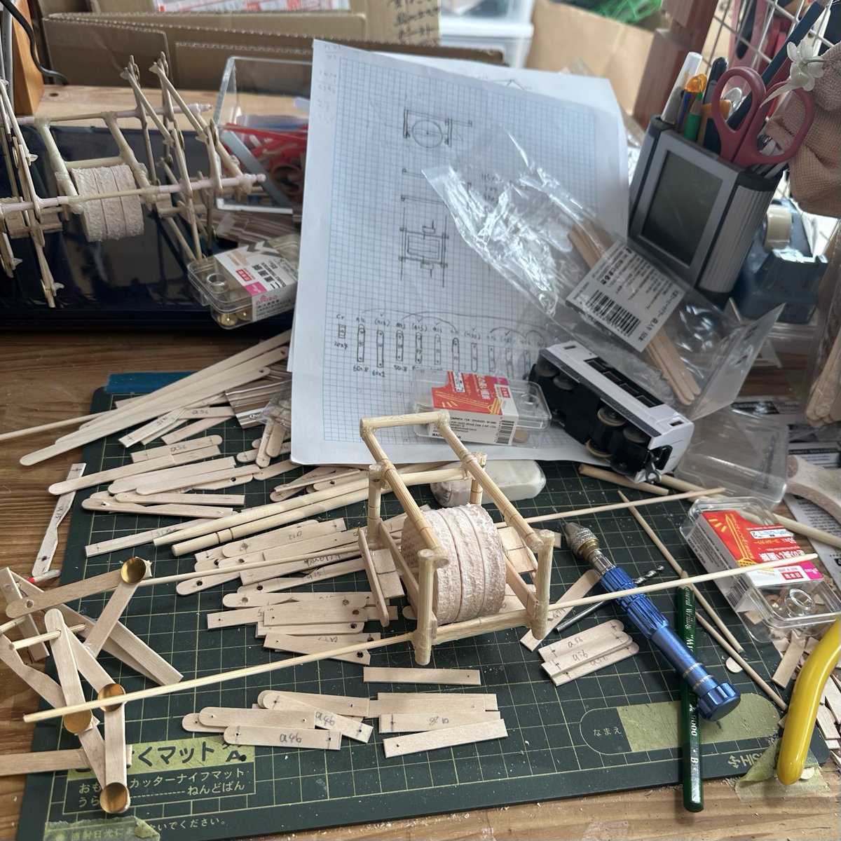 katabomb2's tweet photo. プチ電車でストランドビースト作ってる
#strandbeest #ストランドビースト #theojansen #100均ロボ #プチ電車ロボ https://t.co/rq3R4u0Xi0