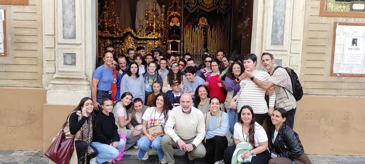 Esta mañana hemos recibido en nuestra capilla a unos 50 jóvenes de <a href="/ApiceEpilepsia/">Apice Epilepsia</a> , con quienes hemos compartido un rato entrañable y enriquecedor. Que nuestro Padre Jesús Despojado y María Santísima de los Dolores y Misericordia les acompañen siempre.