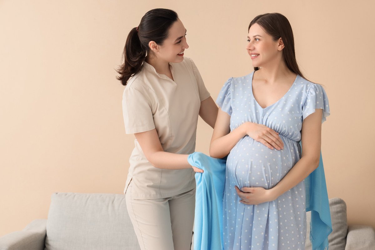 NewsMedical's tweet photo. How do doulas shape better birth outcomes? 👶🤝 Evidence links doula support to lower cesarean rates and better maternal mental health. https://t.co/jOLJG5kfjv #Doula #Pregnancy #MaternalHealth https://t.co/OtQekRjEJj