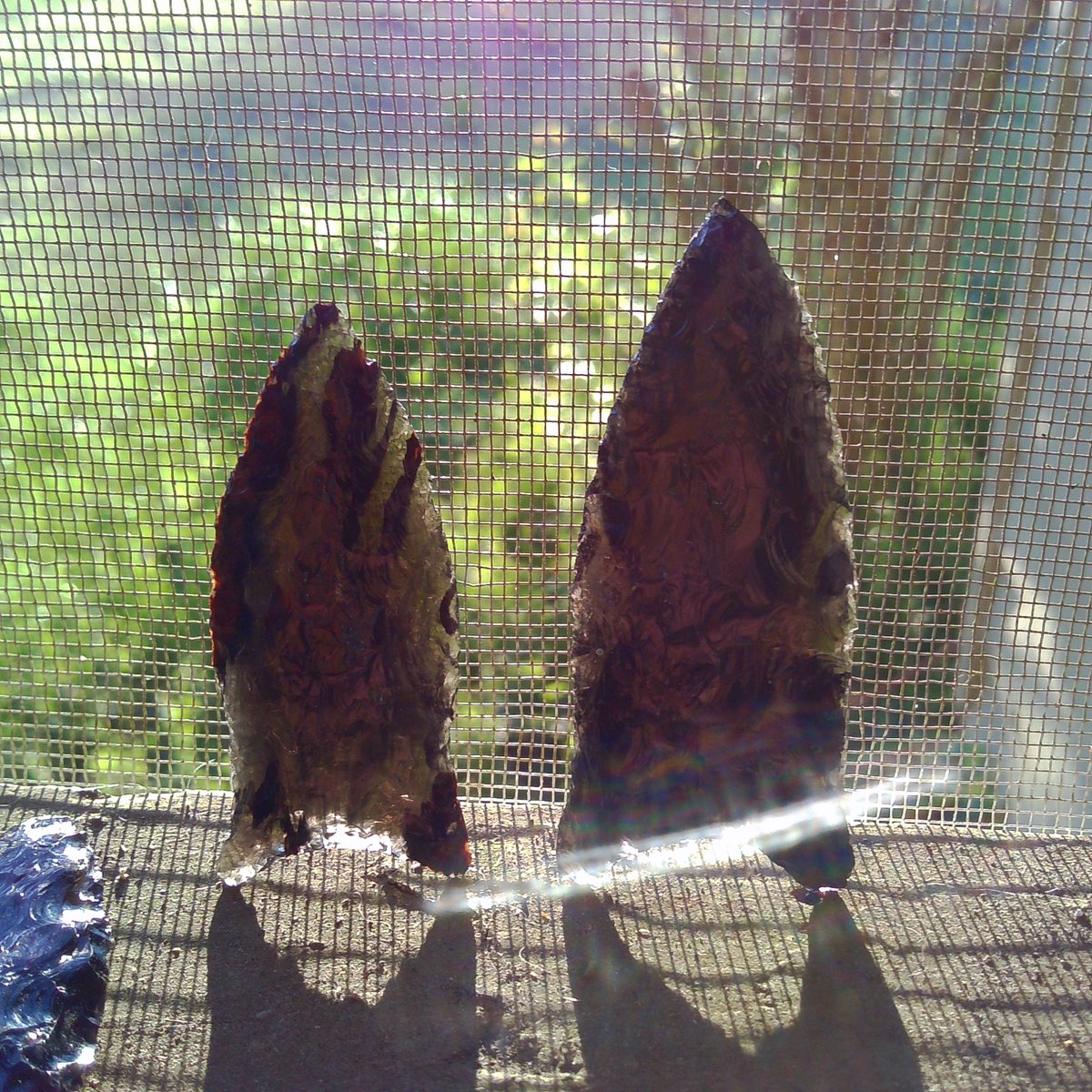 bradleylaird's tweet photo. I will end this posting spree with a couple of my favorite #flintknapping points. The obsidian is just so beautiful. I originally intended to flute them, but was afraid I would wreck them. I suppose I should do some final sharpening, but that can wait until a Mammoth shows up. https://t.co/vZepKSQgtH