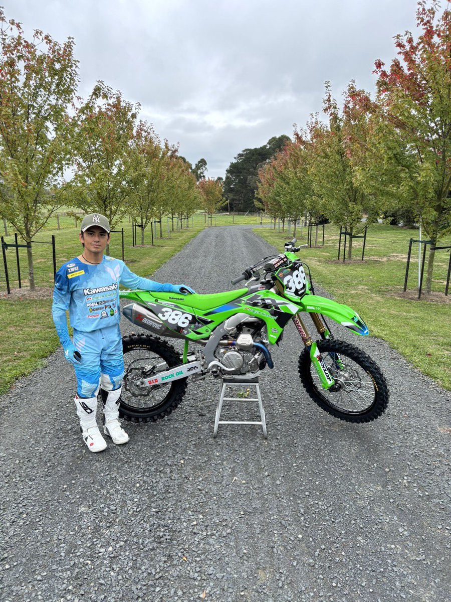 motokimurai's tweet photo. 横山遥希、2026は🇦🇺にフルベット。
全日本は走らず、
Kawasakiでプライベーター挑戦。
普通なら“条件ダウン”。
でも本人は完全に前向き。
こういう時の方が強い。
39boyも車両とウェアに。
気持ちごと一緒に走る。
後半JMX出てきたら面白いな(未定)
Go ハルキ💥
#カスタムジャパン
#39boy https://t.co/RgCyvWdWpR