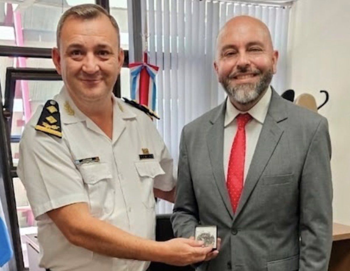 Visité la Jefatura Central de la <a href="/PoliciaCbaOf/">Policía de Córdoba</a> 
Mantuve una reunión de trabajo con el Comisario Mayor Lic. Carlos Palaver, Director Gral. de Investigaciones Criminales, sobre una problemática clave del escenario global: la desinformación.
La diplomacia consular también implica