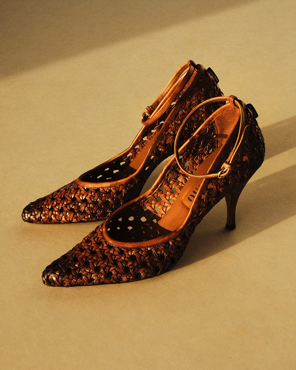 MIUMIUofficial's tweet photo. An artisan woven motif adds a refined, summery character to Miu Miu Spring/Summer 2026 pumps.
Discover more at https://t.co/XoKZgtfBkN
Creative Director Miuccia Prada
Photographed by Sergiy Barchuk
Art Direction: Christopher Simmonds
Styling: Lotta Volkova
#MiuMiu
#MiuMiuSS26