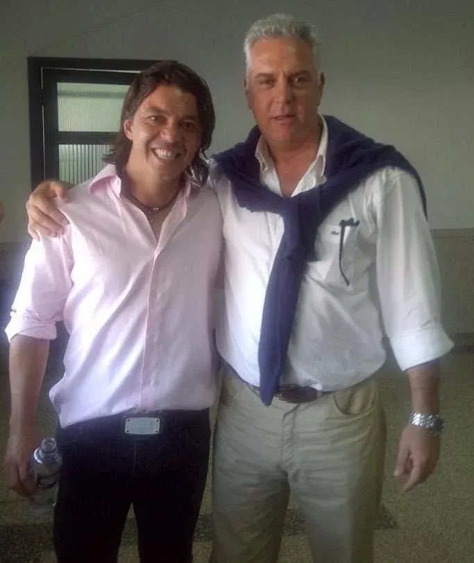 “Gallardo es un una persona con mucha personalidad. Cuando le ofrecimos la dirección técnica en 2011, que le dijimos que la base estaba, que era la persona indicaba para dirigir”

Daniel Enríquez en vivo en #PasionTricolorPlay 

📲 SUMATE AL CHAT EN VIVO youtube.com/live/ll-wwF6DX…