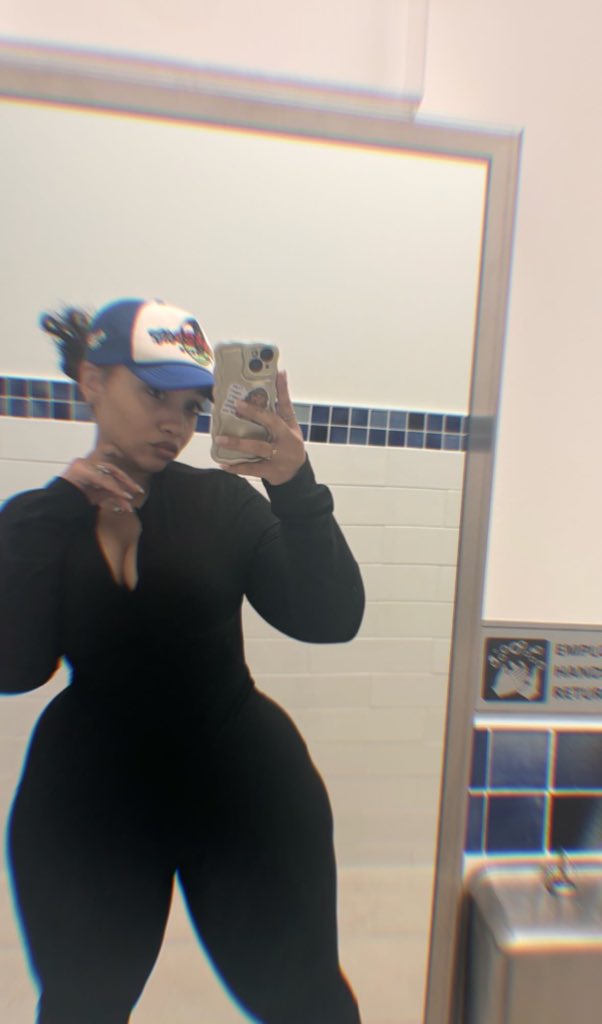 Thighly Jenner tweet media