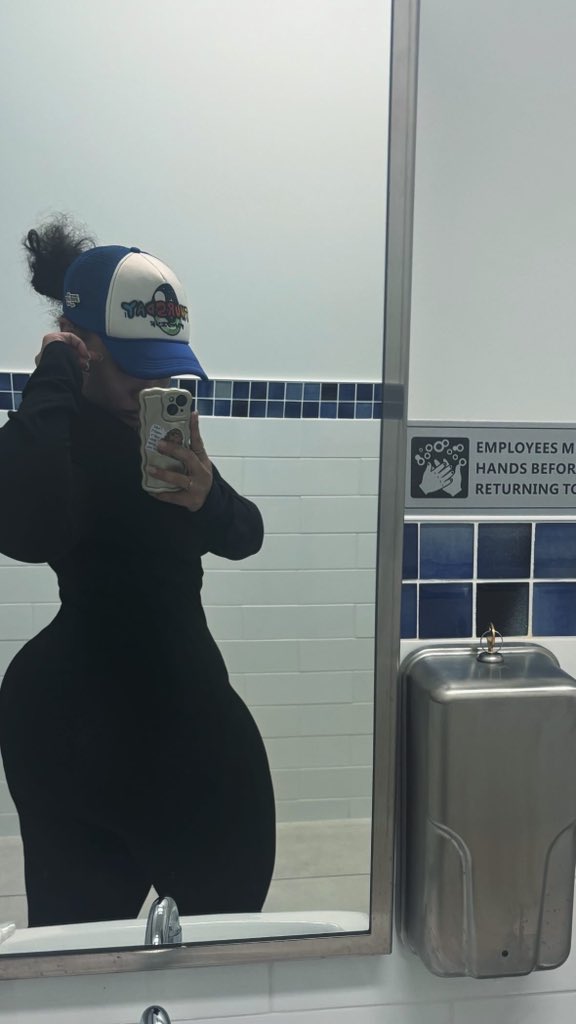 Thighly Jenner tweet media