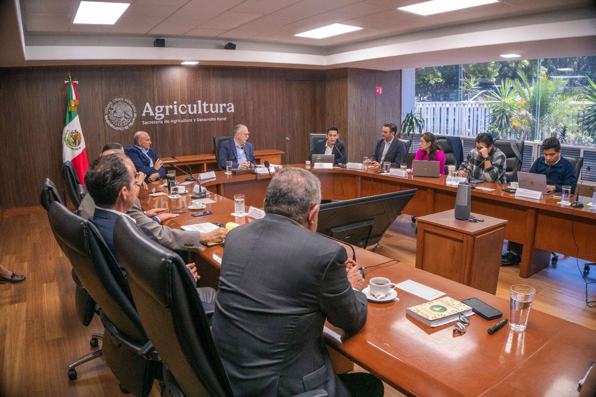 En coordinación con la Secretaría de Economía (<a href="/SE_mx/">Economía México</a>) y el @gob_Puebla nos reunimos con empresarios mexicanos que están desarrollando el proyecto Agrotech Hub, en el marco de los Polos de Desarrollo para el Bienestar del #PlanMéxico. 

Se invertirán mas de $15 mil millones de