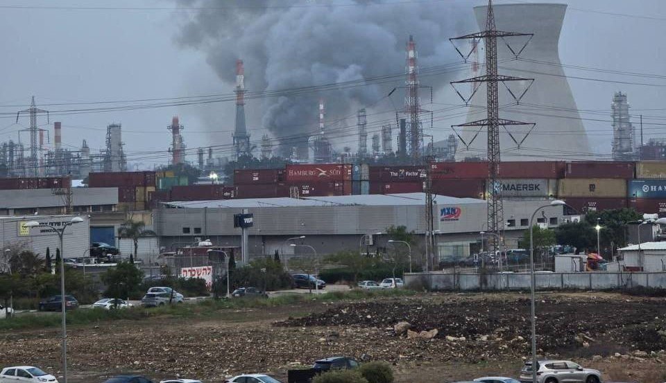 stone_grape1's tweet photo. The Haifa oil refinery in Israel was just hit by an Iranian ballistic missile https://t.co/77B3pAXLno
