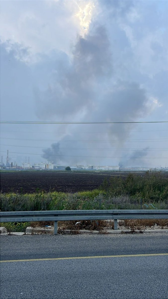 stone_grape1's tweet photo. The Haifa oil refinery in Israel was just hit by an Iranian ballistic missile https://t.co/77B3pAXLno