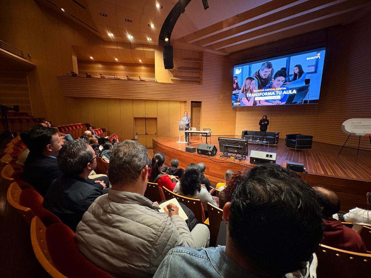 ConsejeriaTIC's tweet photo. ✨ ¡En #BogotáCapitalDigital, el verdadero motor del talento está en las aulas! 👩‍🏫👨‍🏫  

Hoy, docentes de @Bogota asumieron el reto #TransformaTuAula con @OracleAcademy, el programa de formación gratuita que les permitirá fortalecer sus habilidades en programación, Bases de Datos, Cloud e Inteligencia Artificial para sus clases. 🚀