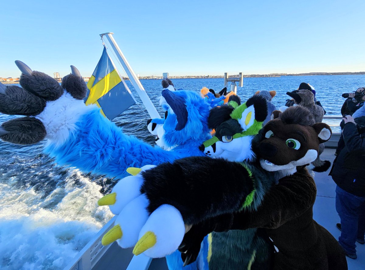 BlackymoonOtter's tweet photo. Churr~~ after #MacroMarch this Ott needs some good relaxing on #FursuitFriday ! And what's better for that than going on a cruise with the snugly @LFoxxey &amp; @Bloome_BlueFolf ? No Bloome, you're not on the Titanic ...🦦🐾🤗❤️

✂️ @TheKarelia @WildDogWorks @Roofur
📸 @ArokhTroja https://t.co/mgG2xNYXbk