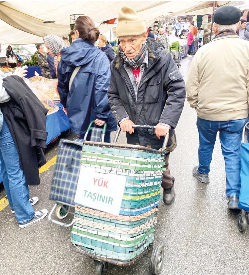 muhendisyenn's tweet photo. 70 yaşında pazarlarda hamallık yapan vatandaş:

• Bazen siftah yapmadan eve dönüyorum. Bugün de daha siftahım yok.

• Yaşım 70 ve yıllardır yük taşıyorum. Her pazara gitmeye çalışıyorum.

• İki ay önce rapor geldi, emekli olamazmışım. İç hastalıkları raporum ve bacaklarda varis var.

• Ama yine vermediler raporu. Zaten onlar hep almayı bilir. (Nefes - Aytunç Erkin haberidir.)