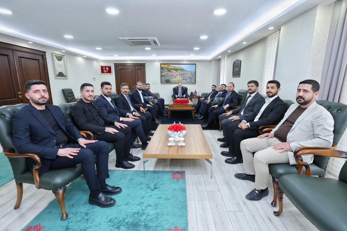Mardin_Valiligi's tweet photo. Valimiz Sayın @tuncay_akkoyun ,
▶️ TÜGVA Genel Başkanı İbrahim Beşinci, Genel Başkan Yardımcıları Zafer Karamağara, İsmail Hakkı Karagüzel ve Ömer Gürcan, Mardin İl Başkanı Mehmet Emin Kurtay, Diyarbakır İl Başkanı Abdullah Kikizade, Gazeteci Türker Akıncı ve beraberindeki TÜGVA heyetini Valilik Makamında ağırladı.

@iletisim 
@TC_icisleri