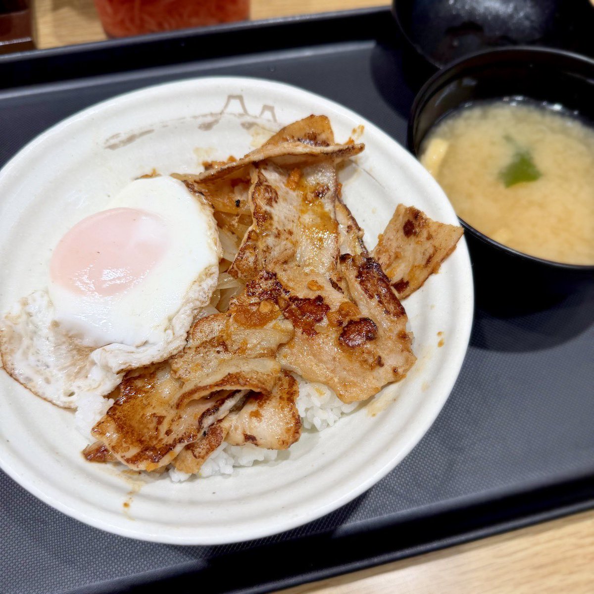 mi2wit's tweet photo. 松屋で新メニューのガーリックバター豚カルビエッグ丼。
「大盛り無料」でしたが自粛しましたw #松屋 https://t.co/I0CU1lEGiD