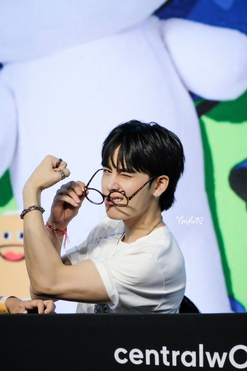 Trend for SANTA tweet media