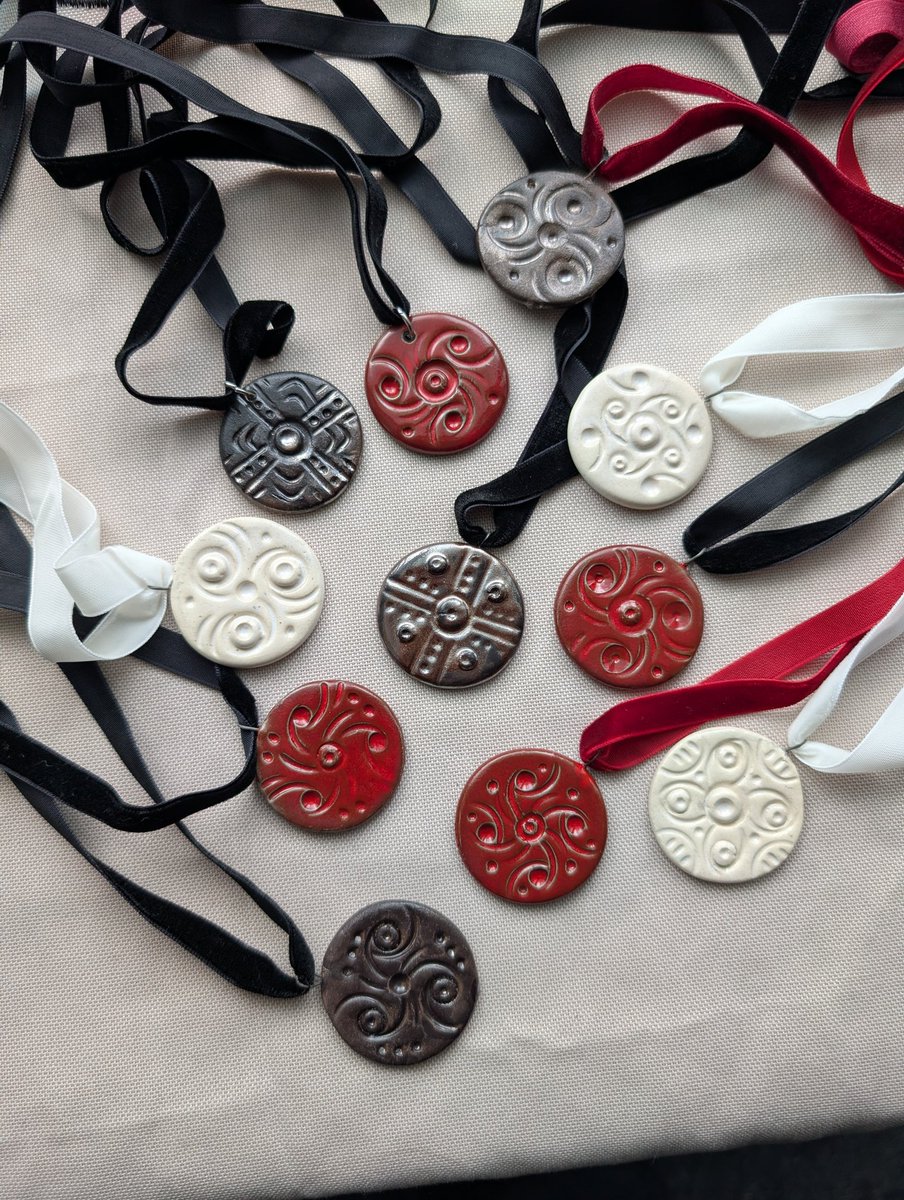 Художниця-керамістка tweet media