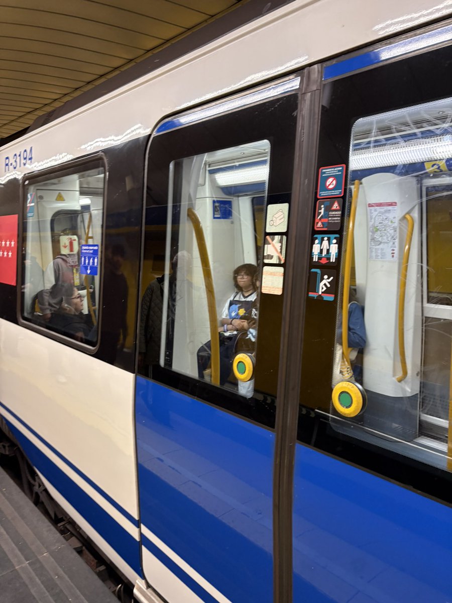 manu1834's tweet photo. Hola @metro_madrid. En el vagón R-3194 que está haciendo la línea 3 hay una puerta que no abre(sería la primera). Gracias https://t.co/XzMMeCWpA4