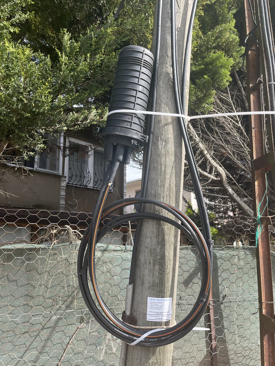 aspectuss's tweet photo. @TTDestek merhabalar fotoğraflarda görüldüğü üzere Ekim 2025 te fiber hat çekildi kapımın önünden Aralık 2025 te başvuru yaptım bunun için fiber bağlansın diye ,bugün gelen mesaj alt yapıyı tamamladık deniliyor başvurum iptal ediliyor sebebi nedir acaba.Kapının önünden…. https://t.co/vraHbk92lD