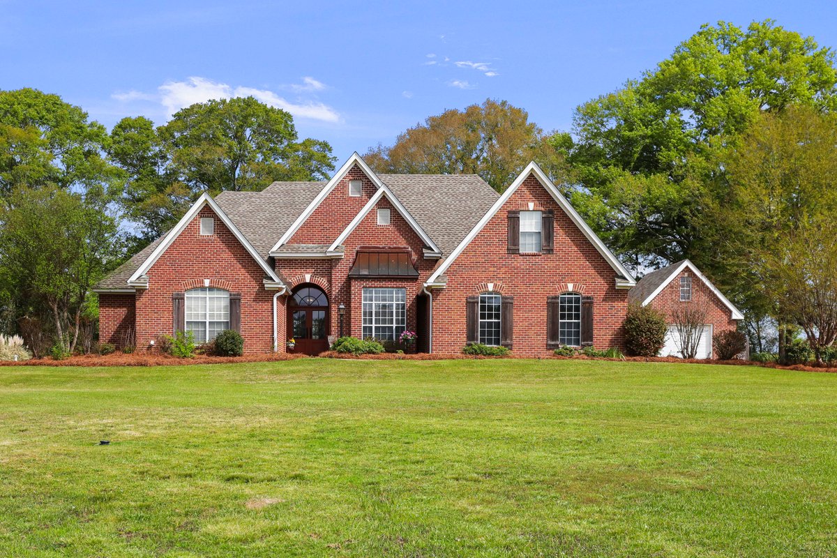 Polles_Prop's tweet photo. This stunning 5-bedroom, 3-bath Northaven home sits on approximately 2 +/- acres and features an in-ground pool, a shop, and close proximity to Clinton and Flora. 119 Northaven Dr Jackson. Listing Price $625,000.00 https://t.co/23tWHNJmWA