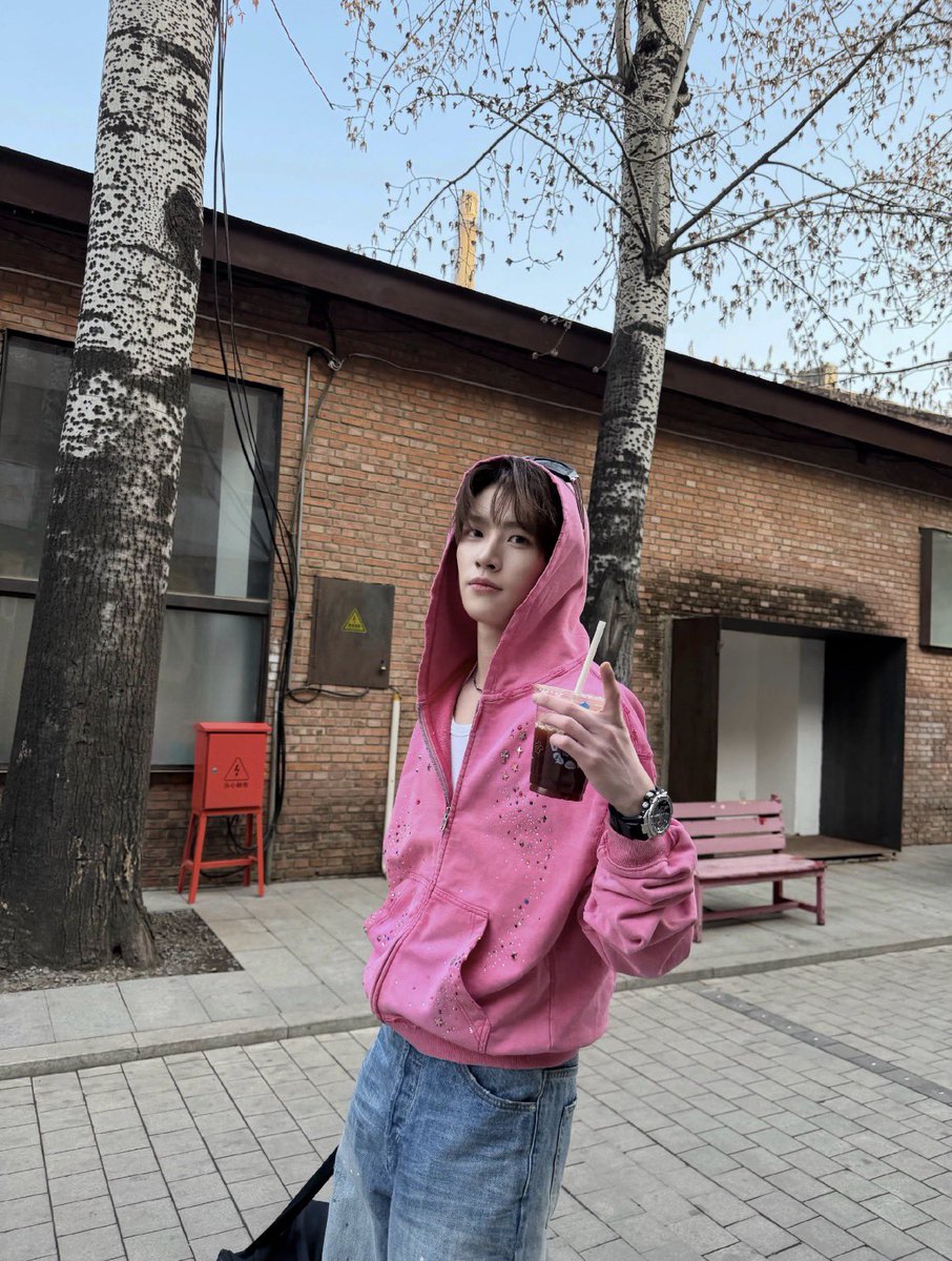 아인.. tweet media