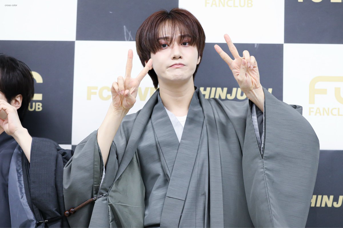 cross_color_'s tweet photo. 260322 2부 photo time

#에뮤엘 #원철 #MUL #WONCHEOL #ウォンチョル
@Onefe112 @MULOFFICIAL2 @MUL_OfficialX https://t.co/5vdl1gk8ov