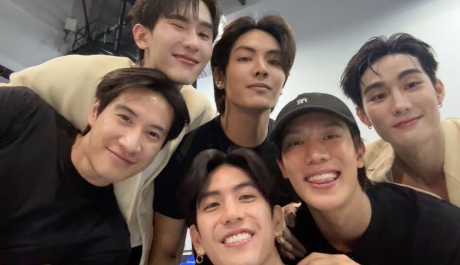 crmyrosy's tweet photo. มีเด็กมาให้กำลังใจเฮียน้า น้องซีจิ๋วสุดในรูปเลย 🥺🤏🏻 https://t.co/6jFwekYRFi