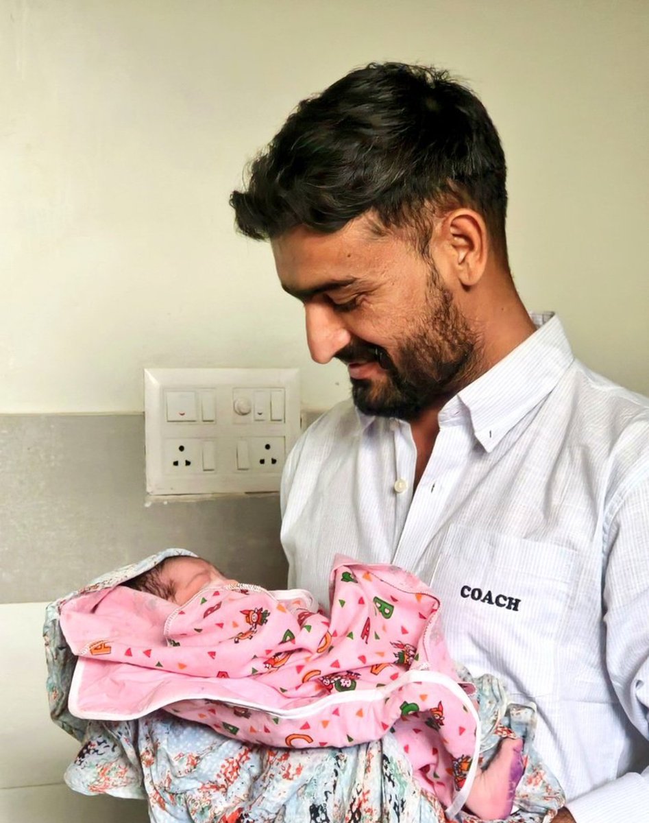 JAT_PREMJI's tweet photo. बड़े भाई @JATbera1 घर नन्ही  प्यारी सी लक्ष्मी का आगमन हुआ है।
शुभ अवसर पर  हार्दिक बधाई एवं ढेरों शुभकामनाएँ🥳 😍😍
तेजाजी महाराज से प्रार्थना है कि बिटिया हमेशा स्वस्थ, खुश रहें और परिवार का नाम रोशन करे 🙏 https://t.co/7xdp0sB401