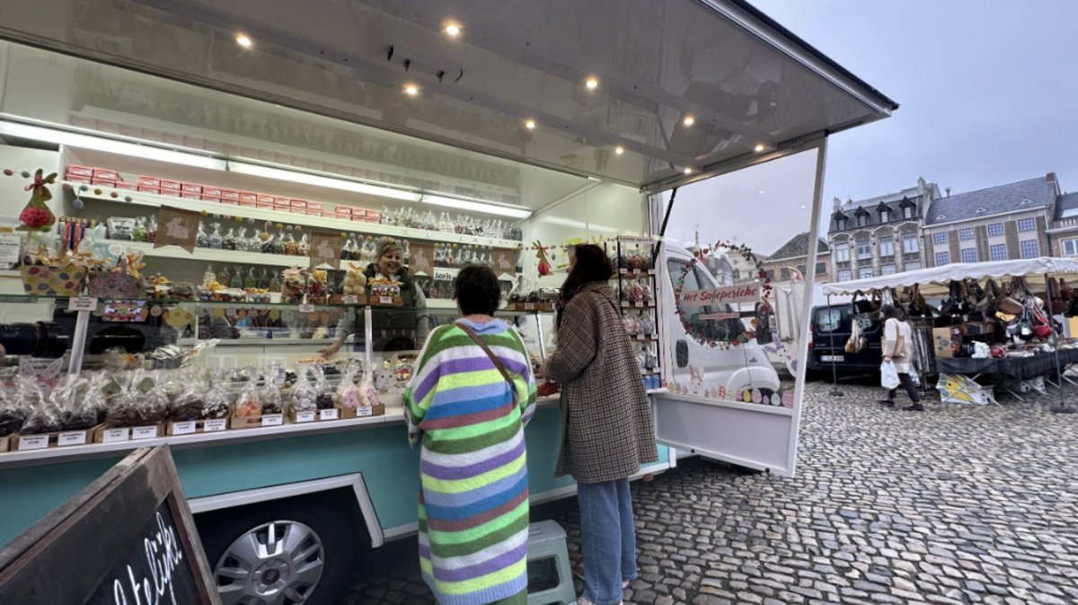 TwitteLIER tweet media