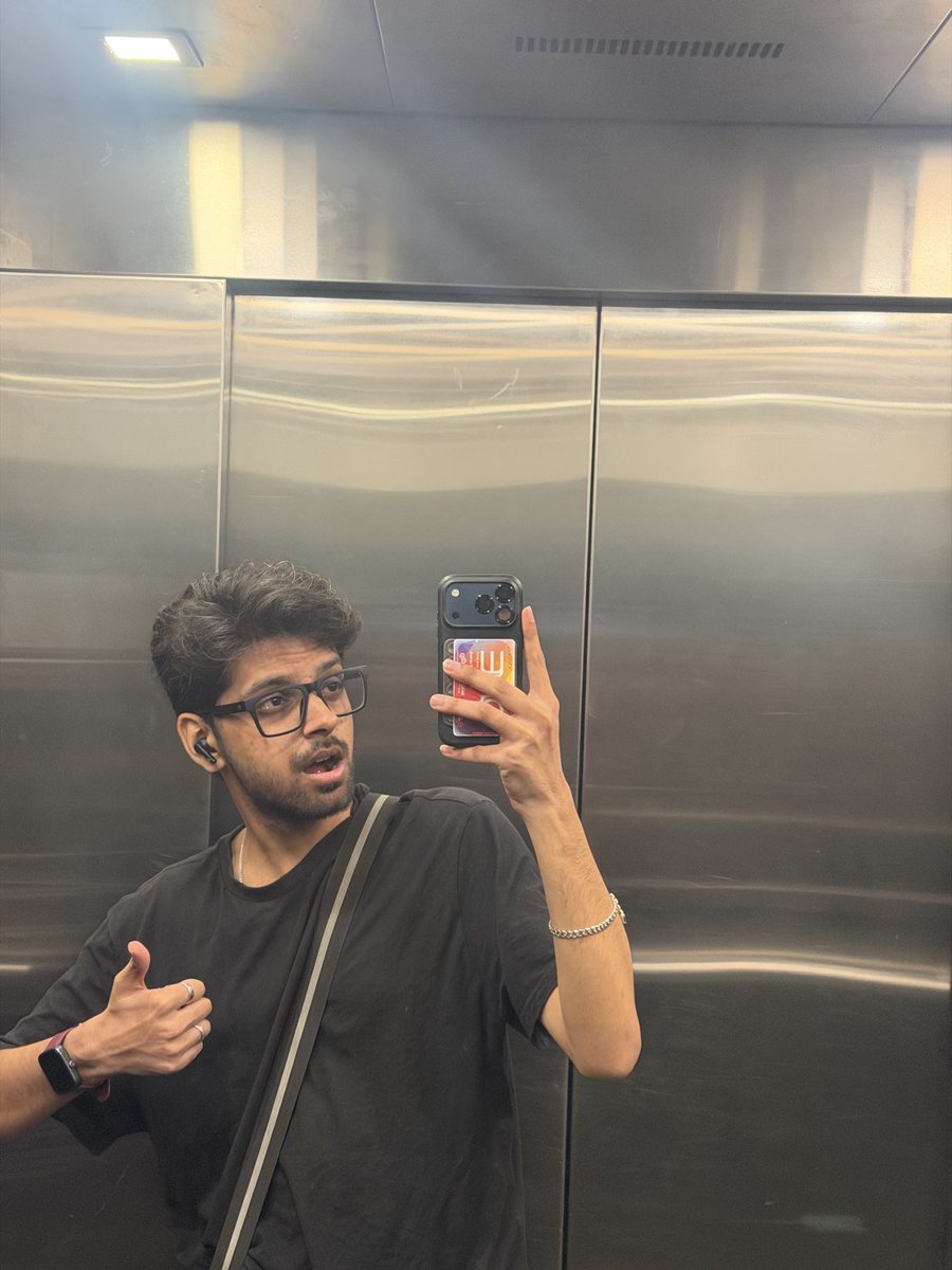 _lazy_enough_'s tweet photo. Mandatory lift selfies 👾 https://t.co/7UKEcTYAkG
