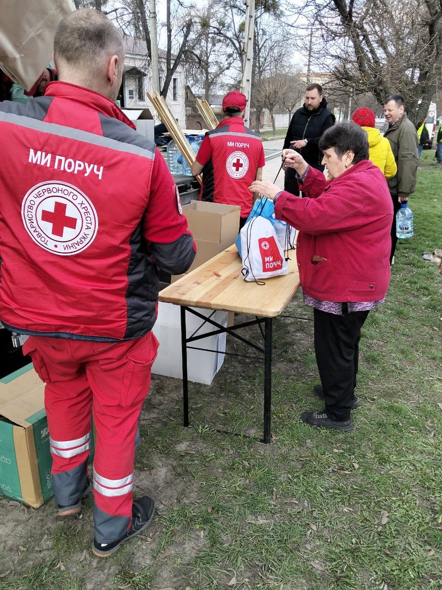 RedCrossUkraine's tweet image. ❗#Kharkiv has been under Russian attack for over 24 hours. People have been injured, and apartment buildings damaged. Ukrainian Red Cross volunteers are on the ground providing first aid, psychological support, and humanitarian aid. #NotATarget #EmergencyResponse