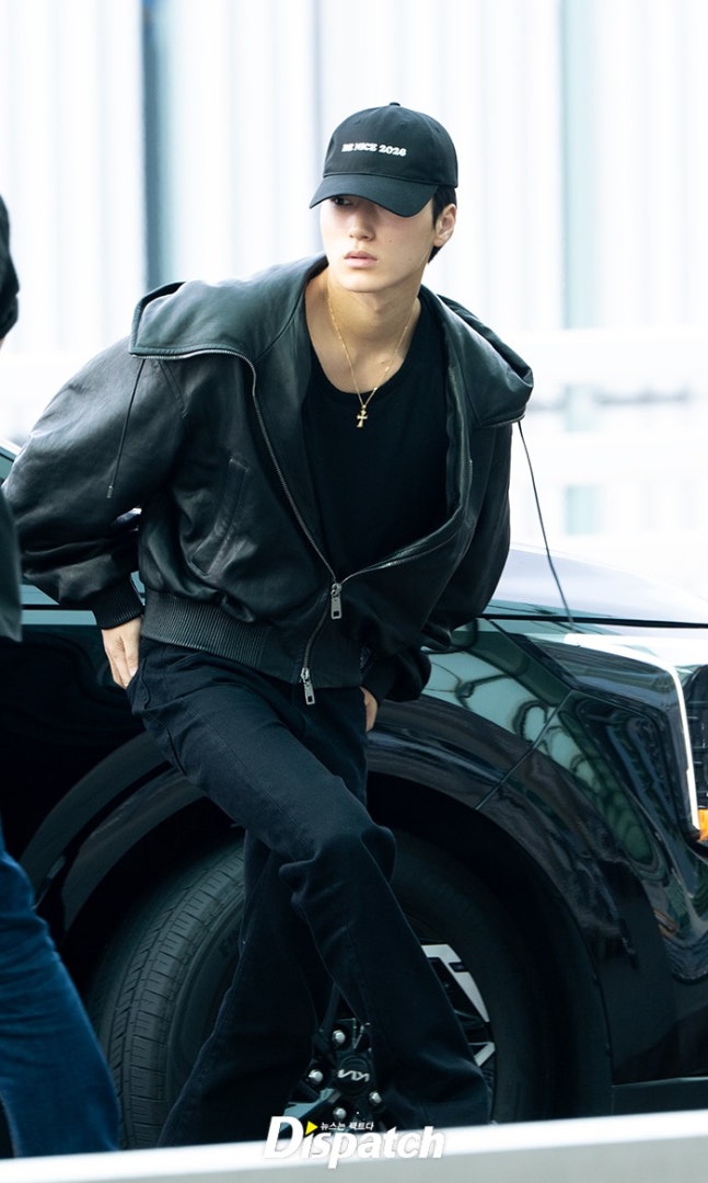 allforsan710's tweet photo. 260403 CHOI SAN - NAVER ARTICLES 
Airport Depart to Thailand
1. San exuded a chic vibe in an all-black outfit. He captivated attention with his charismatic style.
"A cinematic entrance"
"Even cheek heart looks chic"
"Max level charisma"
https://t.co/4Fwbk1RoC0
#choisan #산 #최산 https://t.co/txjmDZjQym