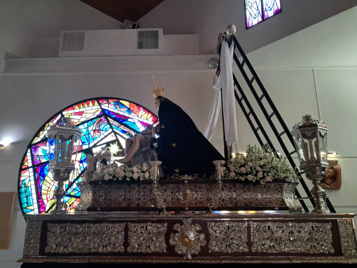 El exorno floral que presenta Ntra. Sra. De las Angustias para la Estación de Penitencia está compuesto por alhelíes blancos, lisianthus blancos y rosas champán.