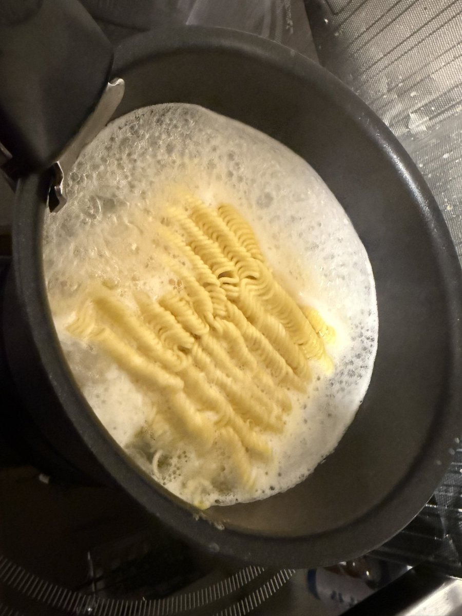 meatyannano's tweet photo. 腹が痛い時それはラーメン一択 https://t.co/azyAb64yqe