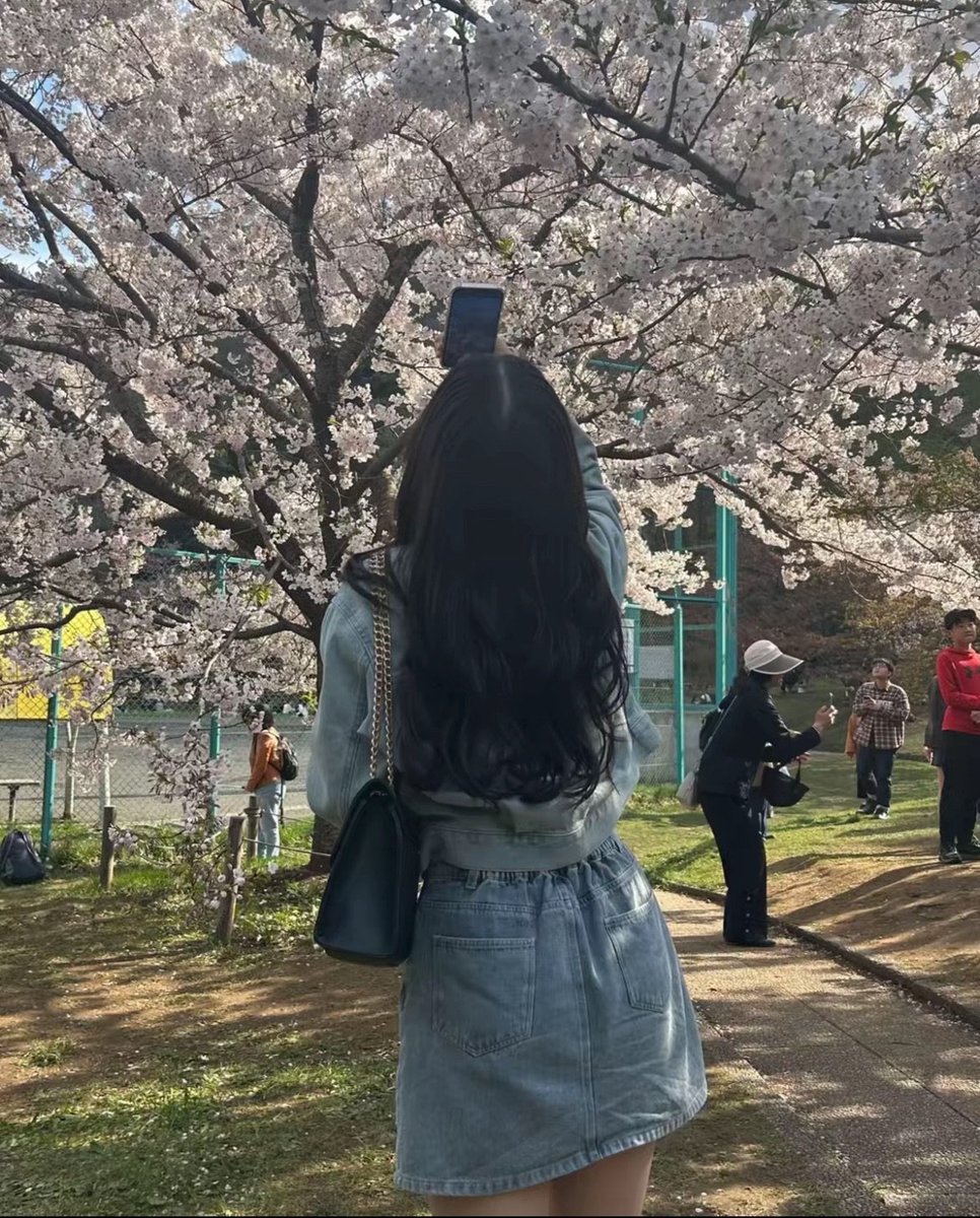 しおり tweet media