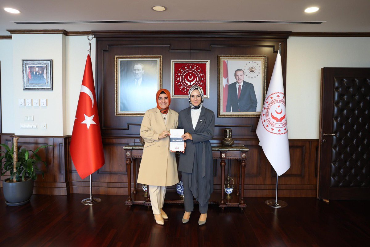 Sdka_Aydin's tweet photo. 📌 HAYIIRLI OLSUN!!
DOĞUM İZNİ DÜZENLEMESİ KOMİSYONDAN GEÇTİ, 

SIRA DİĞER BEKLENTİLERİN KARŞILANMASINDA!..

Doğum iznini 16 haftadan 24 haftaya çıkaran ve babalık iznini düzenleyen Kanun teklifi TBMM ilgili Komisyonu’nda kabul edildi. 
❇️ Atılan bu adım özellikle analık haklarını gözetmesi yönüyle çok kıymetli..

Cumhurbaşkanımız Sayın @RTErdogan ,
Aile ve Sosyal Hizmetler Bakanımız @MahinurOzdemir ‘e şükranlarımı sunuyorum..

iş-aile hayatı uyumunu gözetme noktasında emek veren herkese  teşekkür ediyoruz.🤲

📌 Doğum izninin kadın kamu görevlilerimiz başta olmak üzere kadın çalışanlarımıza hayırlı olmasını diliyorum.

⏩️ Memur-Sen olarak,
Uygulamada yaşanabilecek sıkıntıları, 
⏩️ mevcut doğum izninde olan ve 24 haftalık izinden yararlanamayacak olan annelerin yaşayacağı mağduriyeti de ifade etmiştik. 
⏩️ Kanun teklifine verilen önerge ile ortaya çıkabilecek mağduriyetlerin engellenmiş olmasını da önemli görüyoruz. 

🔴 Memur-Sen Kadın Komisyonu olarak biz sürecin takipçisi olmaya, diğer sorunları çözmek için daha fazla odaklanmaya, 
kadın kamu görevlilerimiz başta olmak üzere tüm kadın çalışanlarımızın haklarını artırmak için ter akıtmaya devam edeceğiz.

@tcbestepe 
@MahinurOzdemir 
@TBMMresmi 
@tcailesosyal 
@MemurSenKonf