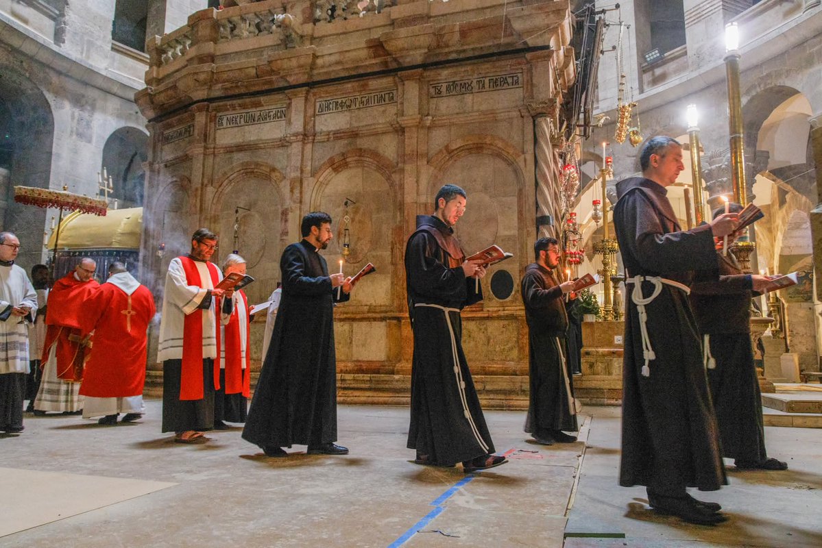 LPJerusalem's tweet image. في الجمعة العظيمة ٣ نيسان ٢٠٢٦، ترأس غبطة الكاردينال بييرباتيستا بيتسابالا، بطريرك القدس للاتين، رتبة ذكرى آلام السيد المسيح في كنيسة القيامة، متأملين في سر الفداء وفي ذخيرة الصليب المقدس الحاضرة بيننا الشاهدةً على محبة المسيح التي لا تُقاس.

On Good Friday, April 3, 2026, His