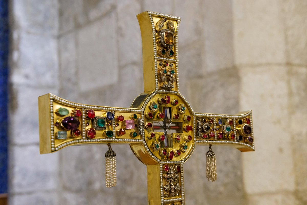 LPJerusalem's tweet image. في الجمعة العظيمة ٣ نيسان ٢٠٢٦، ترأس غبطة الكاردينال بييرباتيستا بيتسابالا، بطريرك القدس للاتين، رتبة ذكرى آلام السيد المسيح في كنيسة القيامة، متأملين في سر الفداء وفي ذخيرة الصليب المقدس الحاضرة بيننا الشاهدةً على محبة المسيح التي لا تُقاس.

On Good Friday, April 3, 2026, His