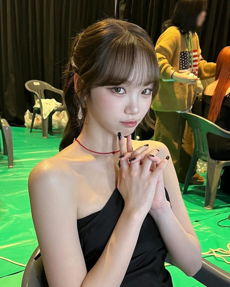 hourly chaewon ☆ tweet media