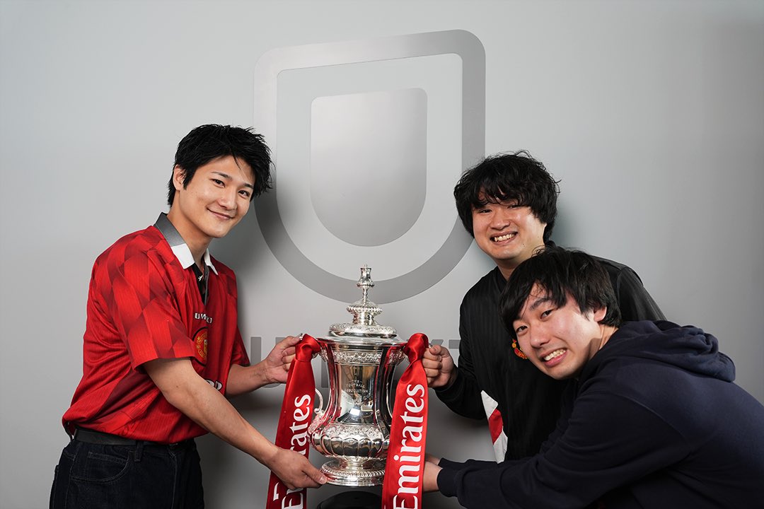 pawapawapokepo1's tweet photo. とっても素敵なご縁でなんとあのFAカップをみんなで掲げさせていただきました！！
掲げる手があまりにも恐縮してしまいました！

世界最古の！！FAカップ！！中継とかゲームとかで見てたやつだ！！すげぇ！！

＃EmiratesFACup
＃TokyoTakeover
＃エミレーツFAカップ
＃東京テイクオーバー
＃UNEXT https://t.co/tY7tFXPbnh