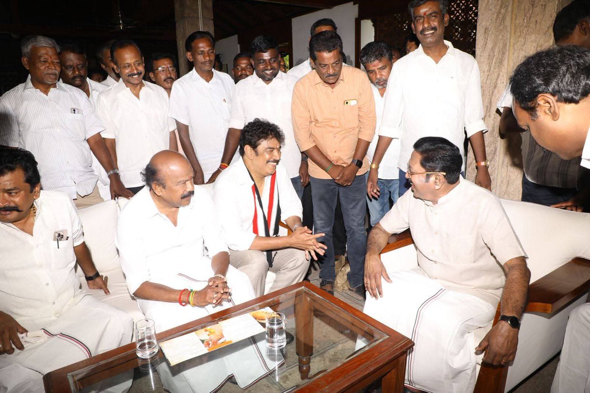 Mayanoffl's tweet image. NDA கூட்டணியின் மதுரை மத்திய தொகுதியின் வெற்றி வேட்பாளர் திரு சுந்தர் சி அவர்கள் கழக பொதுச் செயலாளர் மக்கள் செல்வர் அண்ணன் டிடிவி அவர்களை சந்தித்து வாழ்த்து பெற்றார்!!!
@SundarCOffl 

#NDA | #AMMK 
#TTVDhinakaran