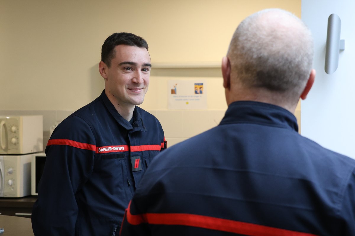 SDIS71's tweet photo. #ARRIVÉE | Bienvenue au ltn Victor Roucher-Sarrazin au #SDIS71 !
➡Affecté au patrimoine, il pilotera l'entretien et la rénovation énergétique du bâti.
➡Il s’est vu remettre le galon de lieutenant à son arrivée.
✅Bonne prise de fonction dans ses nouvelles missions ! https://t.co/YjVJXmbj8d