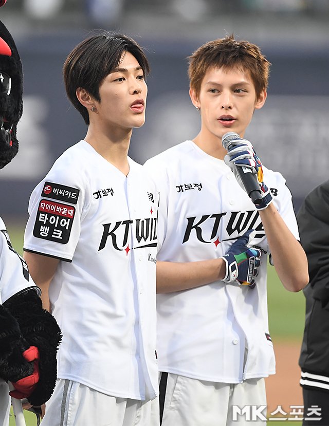 Cortisglobal's tweet photo. Keonho and James at Suwon KT Wiz Park via Korean media!

#MadMakzFirstPitch 
#KEONHO #건호 #JAMES #제임스 https://t.co/XLPQAh6OX5