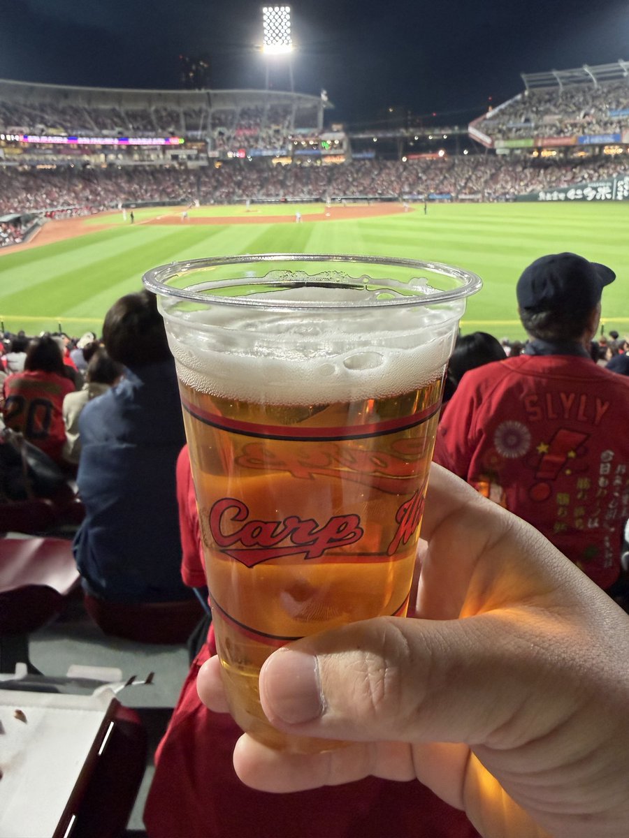 hodouxsadou's tweet photo. 今年も阪神には勝てないんだろうなぁと物思いに耽けながらビールを流し込む https://t.co/tlrrv8XSdd