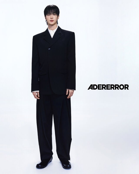 Kstyle_news's tweet image. ビョン・ウソク、ファッションブランド「ADERERROR」初の公式アンバサダーに抜擢！
kstyle.com/article.ksn?ar…

#ビョンウソク #ADERERROR