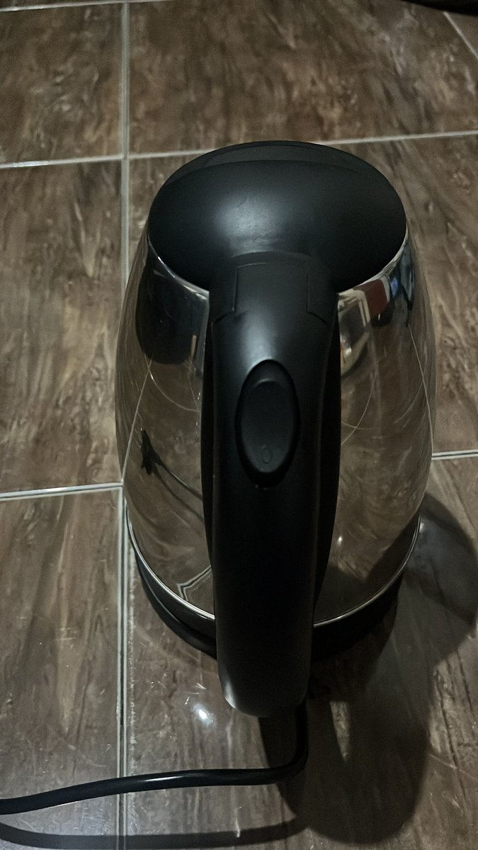 trilesst's tweet photo. Tapi kalo ngerebus air kan males ya, trs gak punya dispenser juga. Akhirnya gue beli aja teko listrik yang murce wkwk https://t.co/RyOhvItDNT