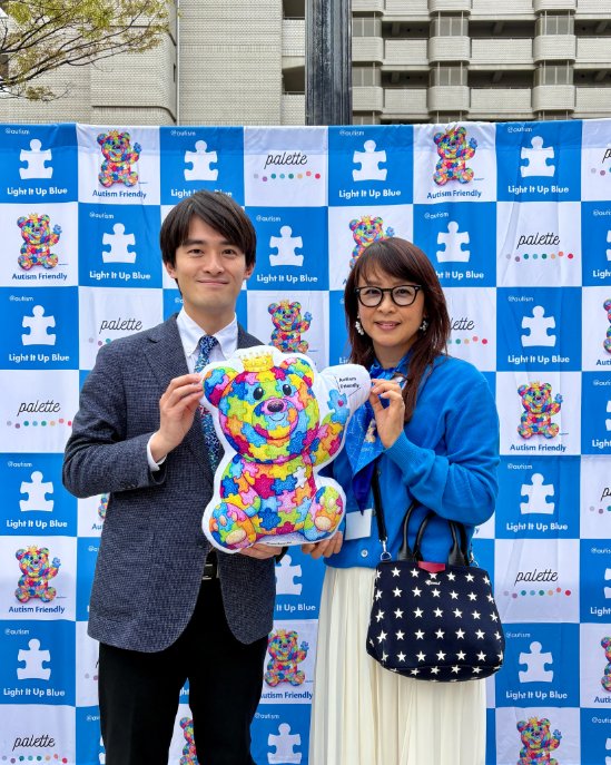 TakashimaR_2023's tweet photo. 【4/2は世界自閉症啓発デー🔵】
#芦屋市長 #LIUB #みんなちがうからおもしろい
昨日4/2は、World Autism Awareness Day(世界自閉症啓発デー)。芦屋に本部のあるNPO法人あっとオーティズムが中心となって、毎年日本でもLight It Up Blueキャンペーン(青色のライトアップ)を行っています。
今年も4/2-8の「発達障害啓発週間」の1週間、市役所北館玄関と市章を青色にライトアップします。
■そもそもオーティズム(ASD/自閉スペクトラム症)とは?
オーティズムのあるこどもには、共通して「見え方」や「聞こえ方」など、五感の一部または全てに特異性が見られます。たとえば、文字が動いて見えたり、遠くの音がまるで耳元でなっているように聴こえたり、逆にとても鋭い観察力を持っていたり。
このような感覚があるため、外側からは分かりにくいものの、日常生活で大きなストレスがかかります。
一見不思議な行動を目にしても、それは苦手な感覚を回避しているのかもしれません。
このような感覚のある方がいることを認識し、配慮した環境づくりが必要です。つまり、周りのみなさんの行動が大事だということです。
だからこそ、啓発が重要。だからこそ、芦屋市も一緒に青色のライトアップを行っています。
■どんなふうに関わればいいの?
今回、あっとオーティズムの佐伯理事長に教わったのは、2つのポイント。
1つ目が、「話しかけるときは視野に入る」ということ。後ろから話しかけても、自分に話しかけられていると気づかないことがあるそうです。視野に入って、ゆっくり話しかけると良いとのことでした。
もうひとつが、「見通しを持てるようにする」ということ。たとえば、次の予定が何時から何時までなのか、事前に伝えると良いそうです。
でも、この2つがあれば助かるのってオーティズムの人だけではないですよね。そういう意味では、障がいのある人にやさしい行動は、みんなにやさしい行動ということです。
障がいのある人もない人も、その人らしさを認め合いながら共に生きる社会を目指して、ともに行動を重ねていきましょう。
ご協力いただいている皆さま、いつもありがとうございます!