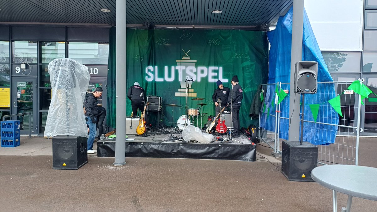 camatback's tweet photo. Då kör vi igen med slutspelsbandet Pink Cadillac Band på Färjestad. Snöslask och hockey 😄 https://t.co/0TWcGTZ37J