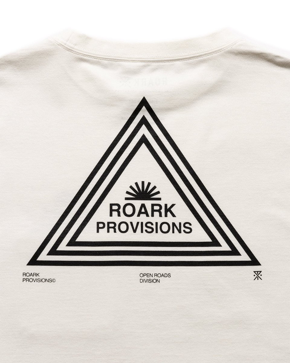 thedaysupplyinc's tweet photo. ROARK | "PROVISIONS" FINE TECH DRY TEE | White 

自由を求める冒険家のためにデザインされたグラフィック"ROARK PROVISIONS"。
サラリとした質感にドライで柔らかな肌触りで快適な着心地を併せ持つFine Tech Dry Tシャツは、オリジナルで編みたてられた生地は植物由来の再生繊維を使用し、吸湿性… https://t.co/N0JTlbz1PI